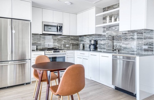 Downtown Oakland Apartamento | Spacious Oakland 1BR w/ AC, W/D, Sky Deck, next to BART, by Blueground
