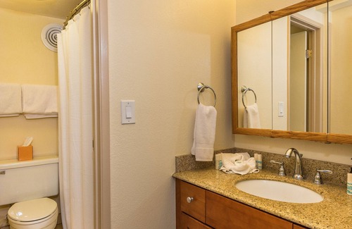 Kahana Condominio | Royal Kahana 220 - FRENTE AL MAR 2 BDR / 2BA