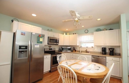 Sussex County Casa | Spacious Ocean Block Townhouse: Steps to Beach, Boardwalk, Shops, & Ocean Views!