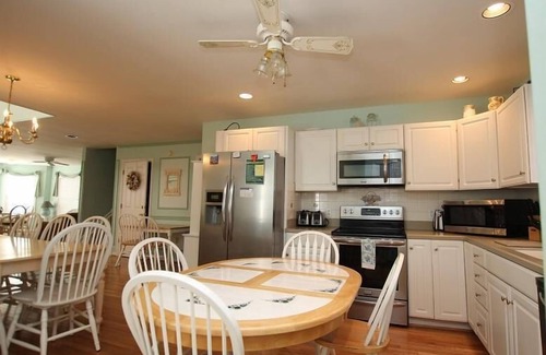 Sussex County Casa | Spacious Ocean Block Townhouse: Steps to Beach, Boardwalk, Shops, & Ocean Views!