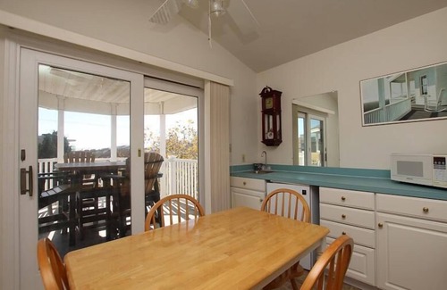 Sussex County Casa | Spacious Ocean Block Townhouse: Steps to Beach, Boardwalk, Shops, & Ocean Views!