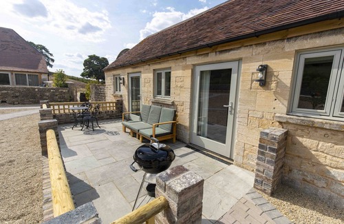 Haresfield Casa | Spacious one bed Cottage on Peaceful Cotswold Farm