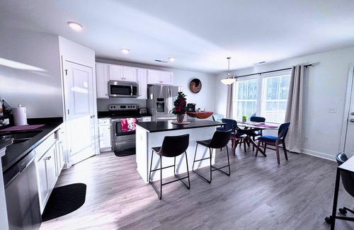 University Place Casa | Spacious One Level, 5 BED Home in Beautiful Charlotte