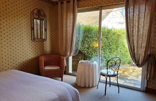 Saint-Martin-d'Abbat Cama Y Desayuno | Amplia casa tranquila con jardín y río