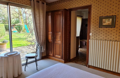 Saint-Martin-d'Abbat Cama Y Desayuno | Amplia casa tranquila con jardín y río
