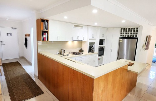Redfern Apartamento | Spacious Park-Side Retreat Moments From The City