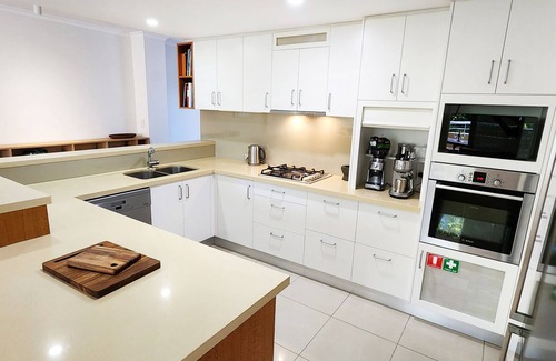 Redfern Apartamento | Spacious Park-Side Retreat Moments From The City