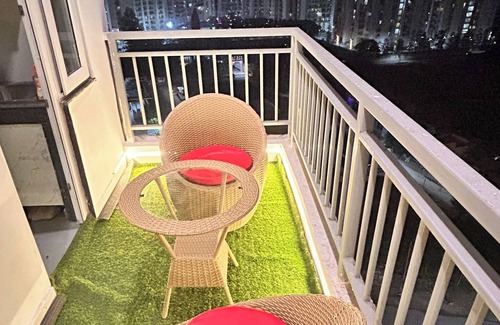 Greater Noida Apartamento | Spacious & Peaceful Homestay in Noida | Family-Friendly, Near Gaur City Mal