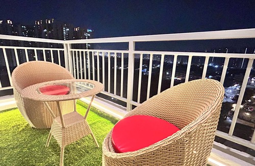 Greater Noida Apartamento | Spacious & Peaceful Homestay in Noida | Family-Friendly, Near Gaur City Mal