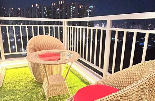 Greater Noida Apartamento | Spacious & Peaceful Homestay in Noida | Family-Friendly, Near Gaur City Mal