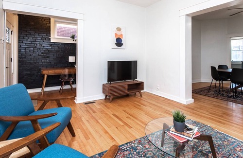 St. Louis Casa | Spacious Peaceful 2bd Bungalow Charmer - 10 mins to downtown.