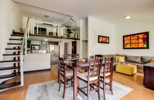 Santa Ana Apartamento | Spacious Penthouse w/office Lakeview, Pool, GYM