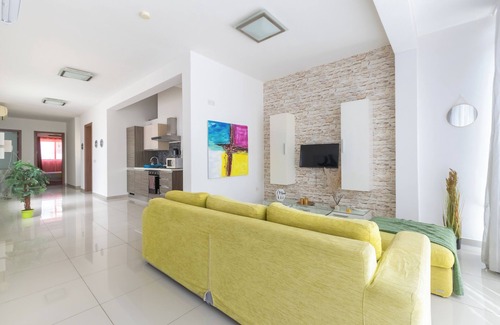 Madliena Apartamento | ★ Spacious Penthouse w/side Sea View ★