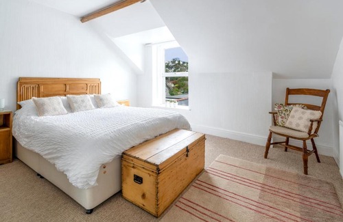 Beer Apartamento | Spacious, period building top-floor flat in heart of Beer, 3 minute walk to beach