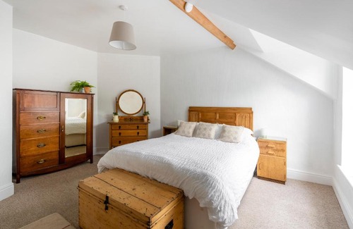 Beer Apartamento | Spacious, period building top-floor flat in heart of Beer, 3 minute walk to beach