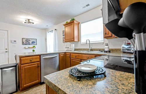 Wayne Casa | Spacious Pet Friendly 5-bedroom house in charming Indianapolis with WiFi, AC