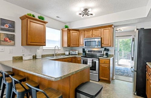 Wayne Casa | Spacious Pet Friendly 5-bedroom house in charming Indianapolis with WiFi, AC