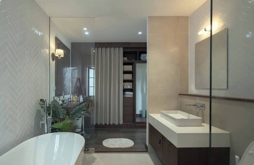 Alaminos Casa | Spacious & Pet-Friendly Home – 10 Minutes to Disney, TVs in Every Bedroom!