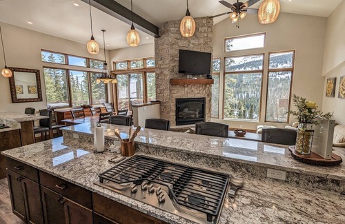 Alma Cabina | Spacious, pet-friendly retreat w/hot tub, breathtaking views, & excellent WiFi - The Yellow Rose