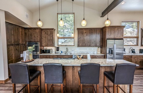 Alma Cabina | Spacious, pet-friendly retreat w/hot tub, breathtaking views, & excellent WiFi - The Yellow Rose