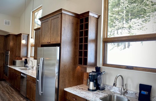 Alma Cabina | Spacious, pet-friendly retreat w/hot tub, breathtaking views, & excellent WiFi - The Yellow Rose