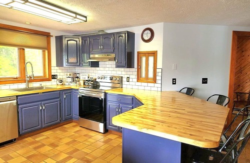 Orange Casa | Spacious Pet Friendly Waterfront w/ Hot Tub & Yogo Studio-Sleeps 10!