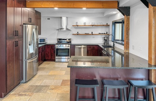 Otoe County Casa | Spacious & Picturesque - BB Court, Hot Tub, Beach & Pond, Fire Pits - Renovated!