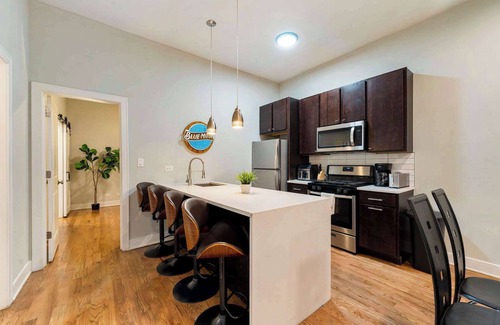 Heart of Chicago Apartamento | Spacious Pilsen 4 Bed 4 Bath Family Retreat
