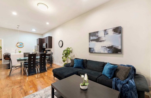 Heart of Chicago Apartamento | Spacious Pilsen 4 Bed 4 Bath Family Retreat