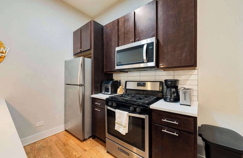 Heart of Chicago Apartamento | Spacious Pilsen 4 Bed 4 Bath Family Retreat