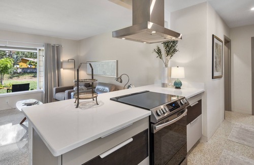 Pinellas Point Casa | Spacious Pink Streets Retreat - Minutes to Beach and Downtown