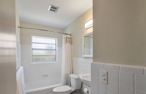Pinellas Point Casa | Spacious Pink Streets Retreat - Minutes to Beach and Downtown