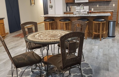 Somerset Apartamento | Spacious place w/ outside kitchen. Close to the Apple River and so much more.