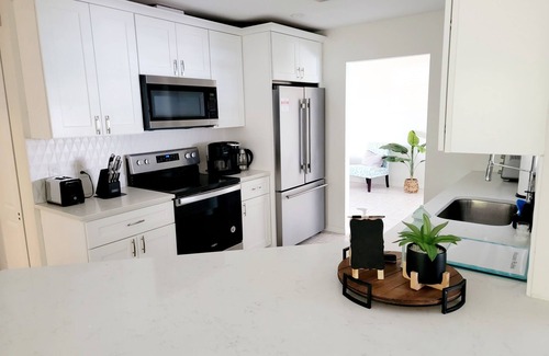 Englewood East Casa | Spacious pool house less than 8 minutes to the beach