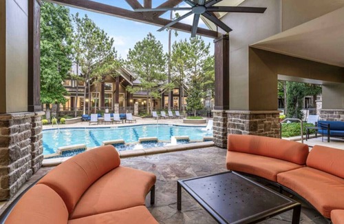 Grogan's Mill Apartamento | Amplia vista a la piscina de 1 habitación / 1 baño condominio en The Woodlands