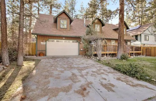 Big Bear Chalet De Esquí | Spacious, Private 3 bedroom Chalet with Hot Tub!