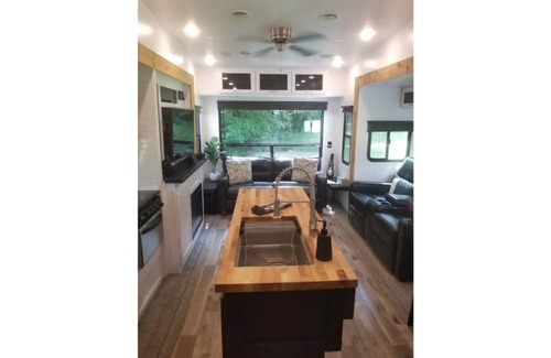 McDonald Casa | Spacious, private 5th wheel camper