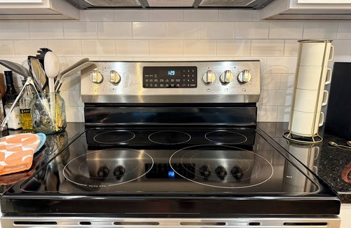 Rogers Casa | Location perfect, privacy vibe, parking free, walk to DT in 5, and dogs welcome