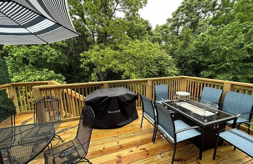 Rogers Casa | Location perfect, privacy vibe, parking free, walk to DT in 5, and dogs welcome