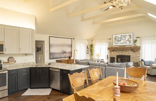 Sturgeon Bay Casa | Spacious, Private, & Family Friendly with Extra Guest House.