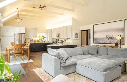 Sturgeon Bay Casa | Spacious, Private, & Family Friendly with Extra Guest House.
