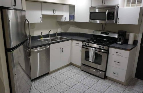 Pulaski Park Apartamento | Spacious & private! Free parking! Great location!