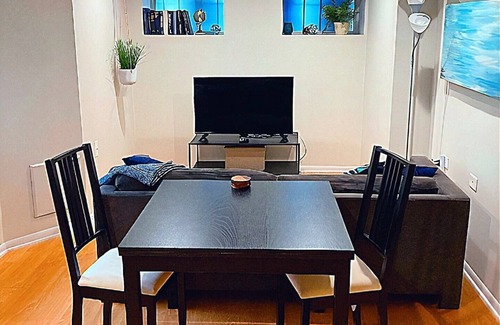 Pulaski Park Apartamento | Spacious & private! Free parking! Great location!