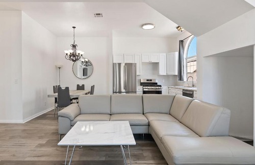 NoHo Arts District Apartamento | Spacious Private gated modern loft close to Universal Studio and Hollywood