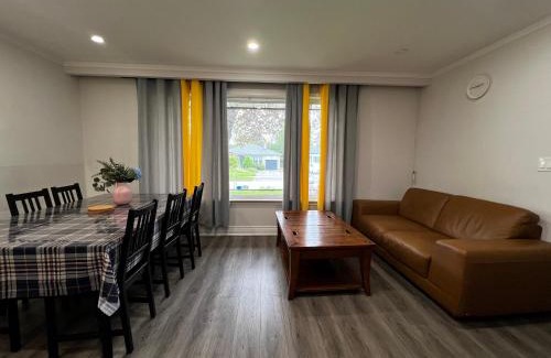 Bridlewood Apartamento | Spacious Private Upper Floor 4BR 5 Beds 2 Bath & Kitchen