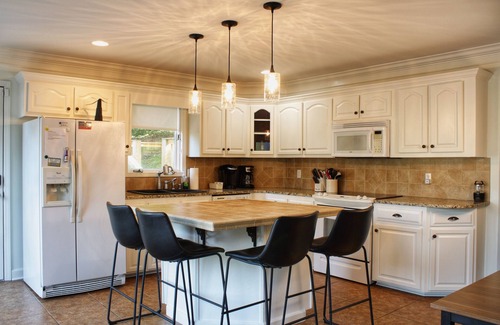 Muscle Shoals Casa | Spacious Quaint Two Kings Boathouse 8 miles to RTJ
