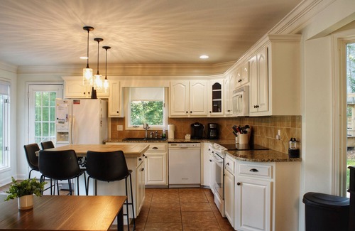 Muscle Shoals Casa | Spacious Quaint Two Kings Boathouse 8 miles to RTJ