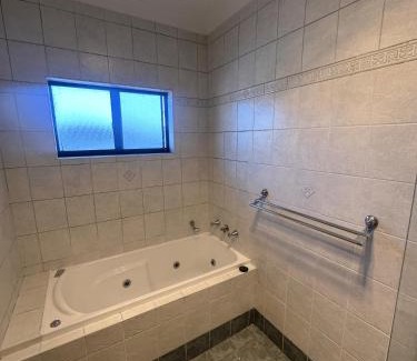Lurnea Casa | Spacious Queen Room in Comfortable Two Story House - L2