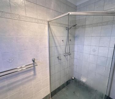 Lurnea Casa | Spacious Queen Room in Two Story House - L6