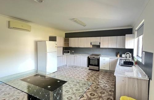 Lurnea Casa | Spacious Queen Room in Two Story House - L6